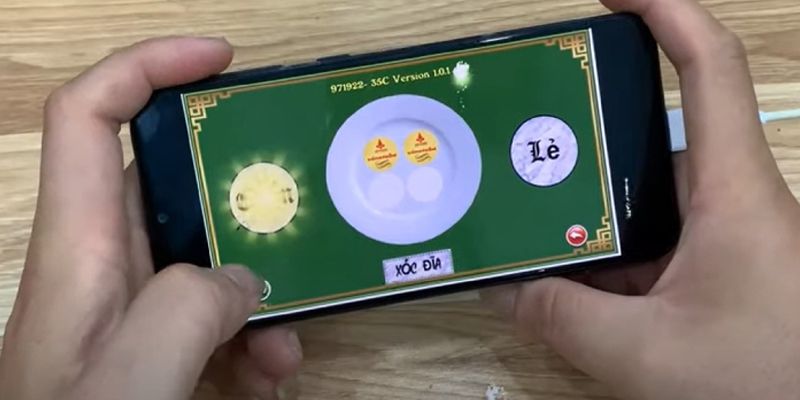 Mở cổng game và sử dụng xóc dĩa bịp trên điện thoại